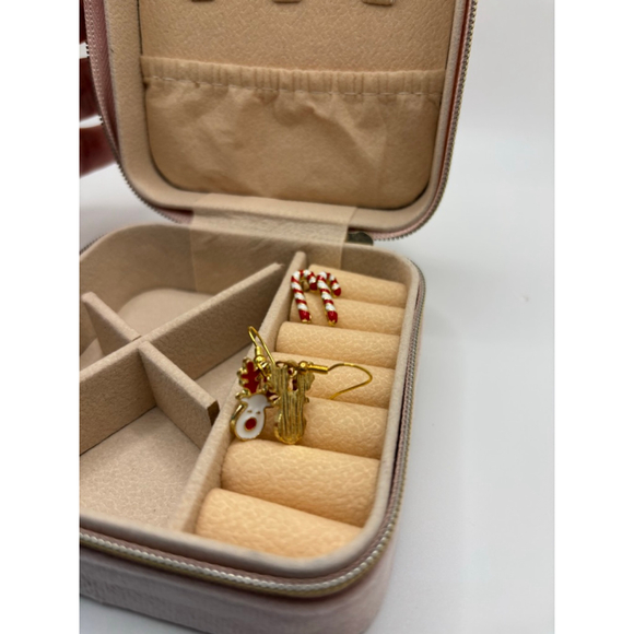 Traveling Pink Jewelry Organizer including 2 pairs of earrings - Picture 3 of 8